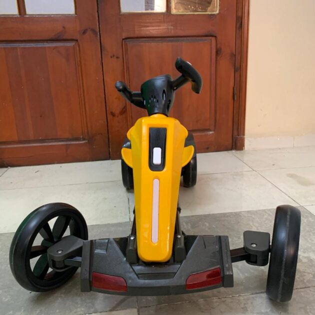 سيارة سباق كهربائية للأطفال