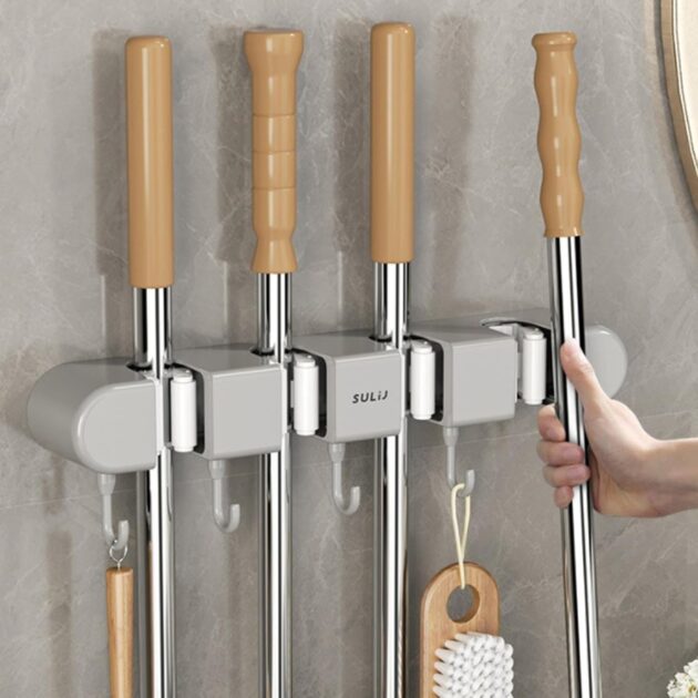 حامل مكنسات التنظيف